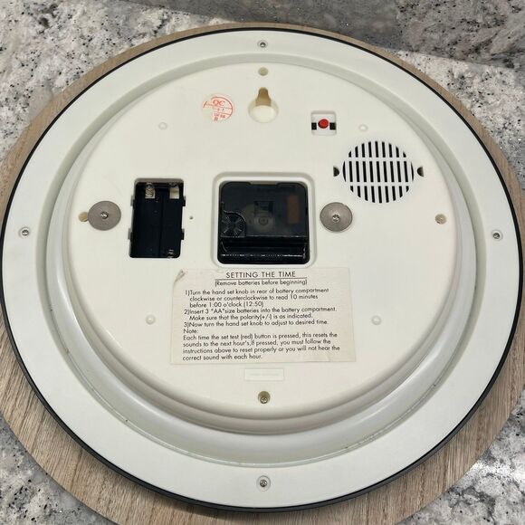 Christmas Musical Light Activated Analog Wall Clock Santa & Wreath 12 Carols - Picture 3 of 6